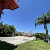 Áreas verdes y cancha